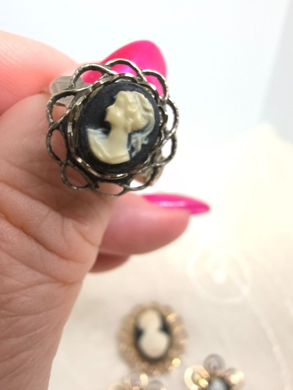 Vintage Cameo Jewelry Set With Brooch, Clip-On Earrings & Adjustable Ring - Picture 4 of 9